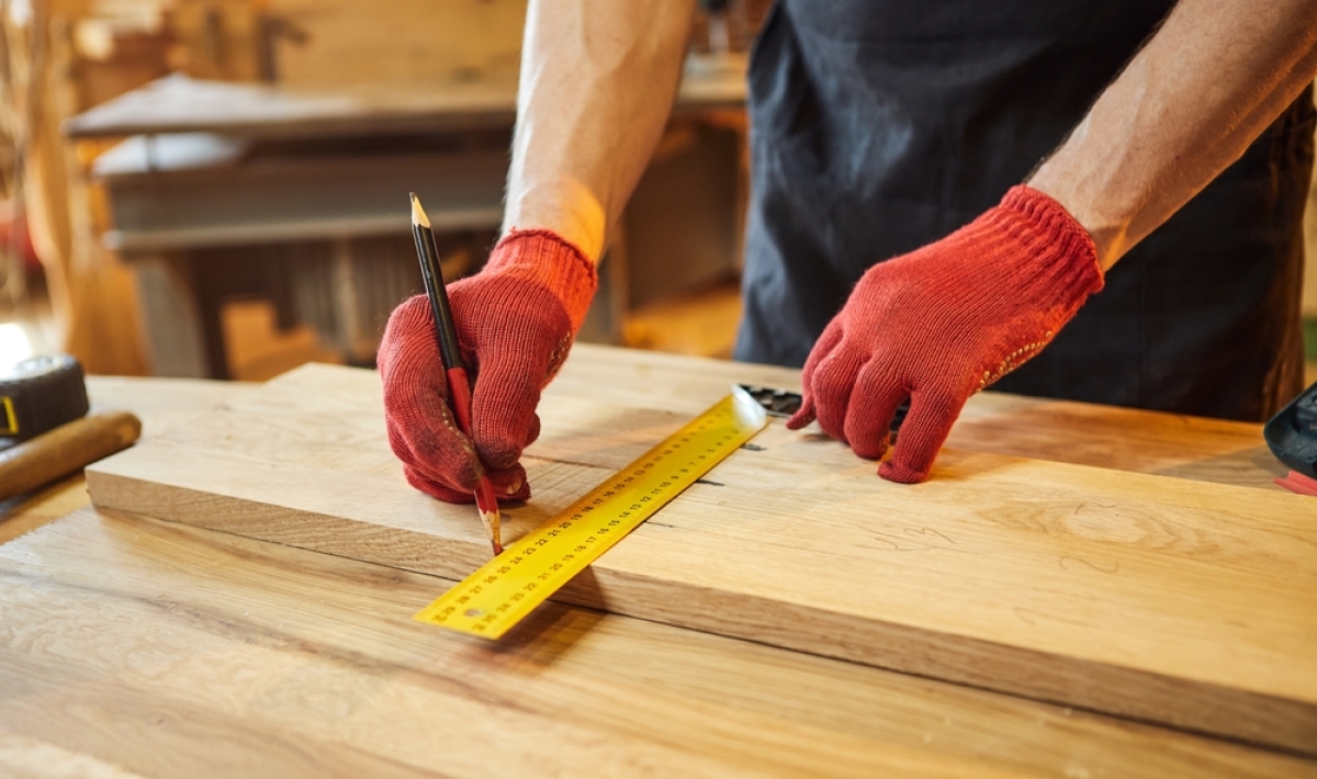  Wood Art Toulouse – charpentier qui travaille du bois