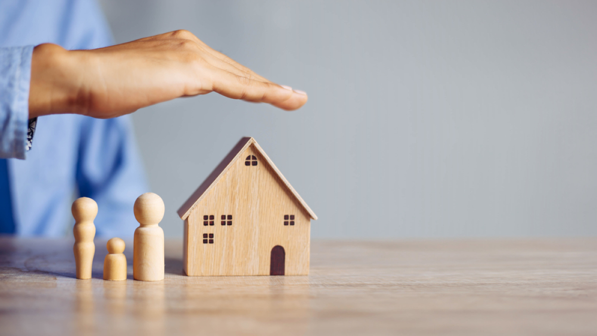 Les crédits immobiliers classiques seront beaucoup plus appropriés pour la grande majorité des emprunteurs Crédit In Fine — Plusieurs pions de tailles différentes à côté d’une maison miniature