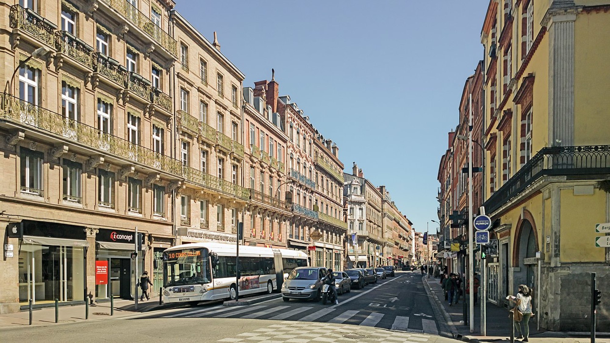La rue de Metz au croisement de la rue des Couteliers