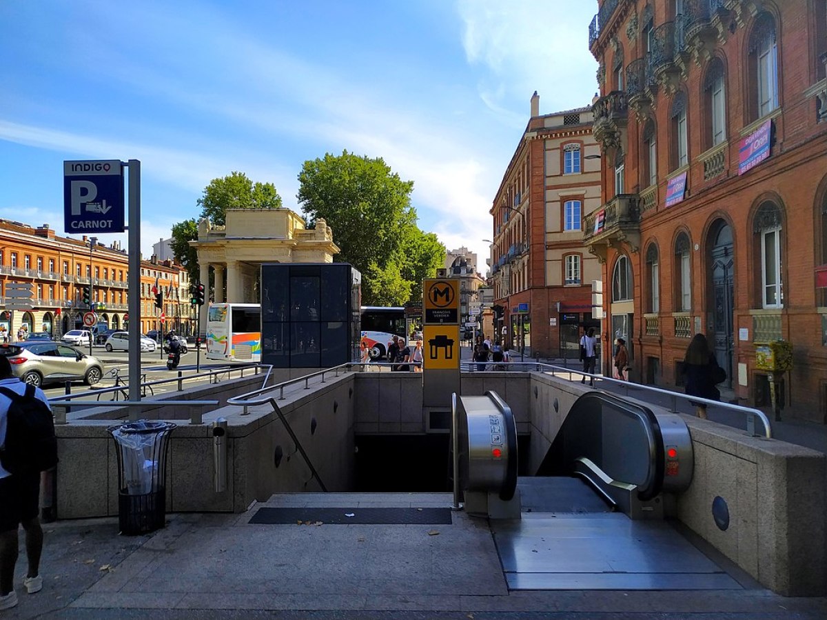 Travaux rue de Metz Toulouse – L'actuelle station de métro François Verdier avec le Monument aux Morts en arrière-plan