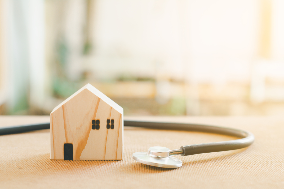  DPE logement neuf – Une maison miniature et un stéthoscope 