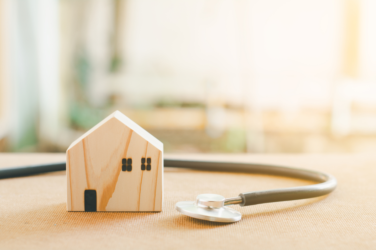 DPE logement neuf – Une maison miniature et un stéthoscope