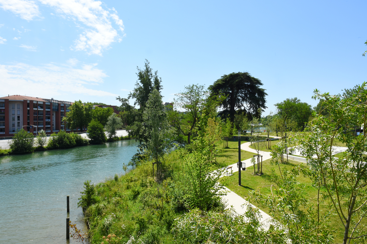 Passerelles Île du Ramier — vue sur les rives d’Empalot et le théâtre de verdure du Ramier