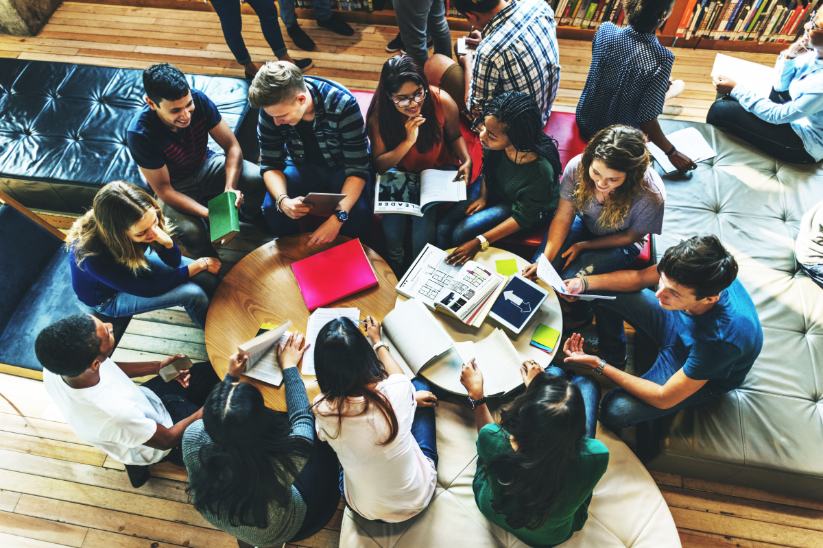 Budget étudiant première installation — un groupe d’étudiants discutant autour d’une table