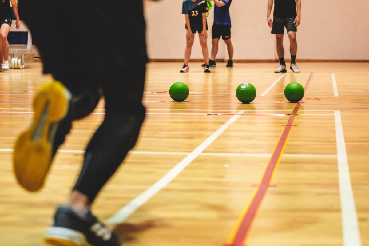 gros plan sur des jambes qui tapent dans un ballon