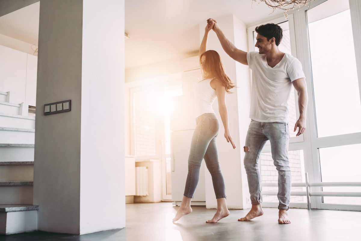 Un couple dansant dans un logement neuf