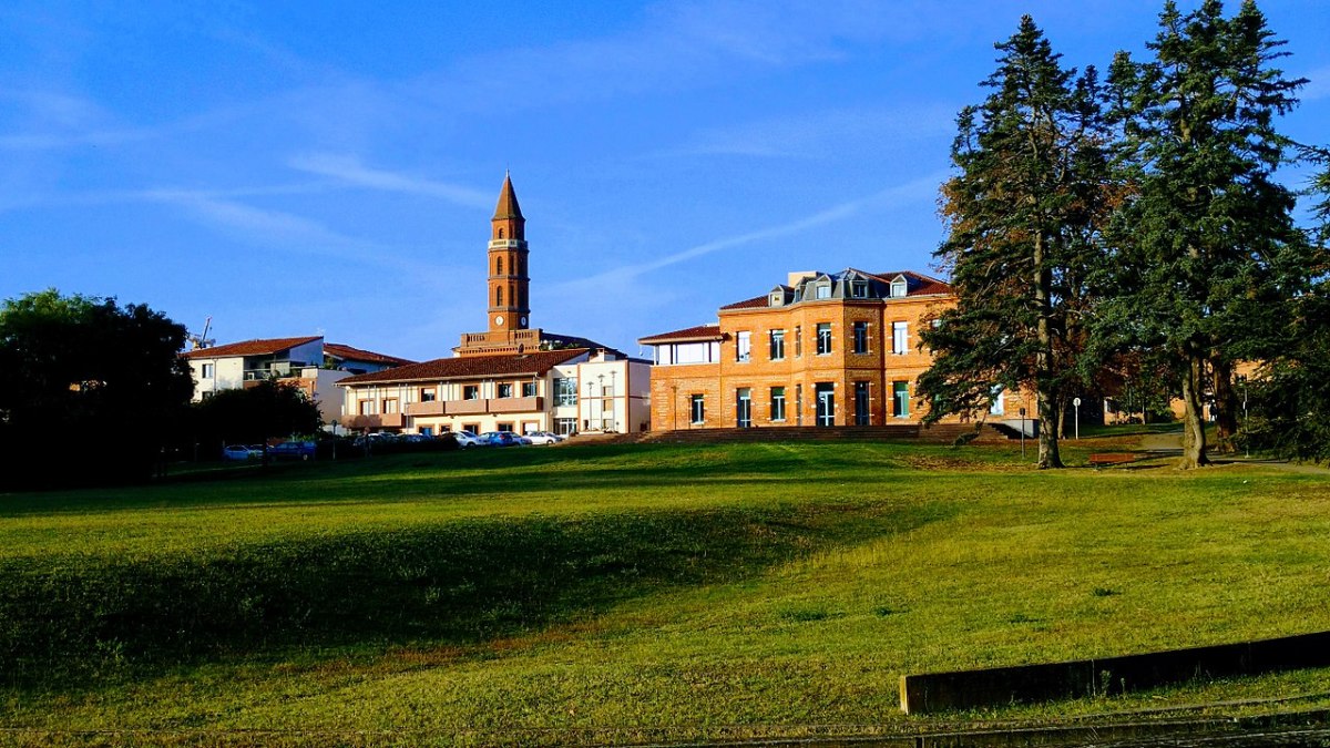Où vivre en Haute-Garonne – La mairie de Castanet vue depuis le parc