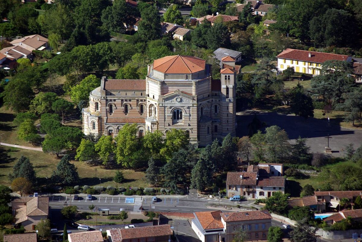 Où vivre en Haute-Garonne – Vue aérienne de la Basilique Sainte-Germaine de Pibrac