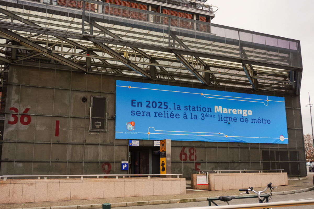 Nombre habitant Toulouse 2024 — Un panneau publicitaire pour la ligne C du métro à proximité des quais de bus de Marengo