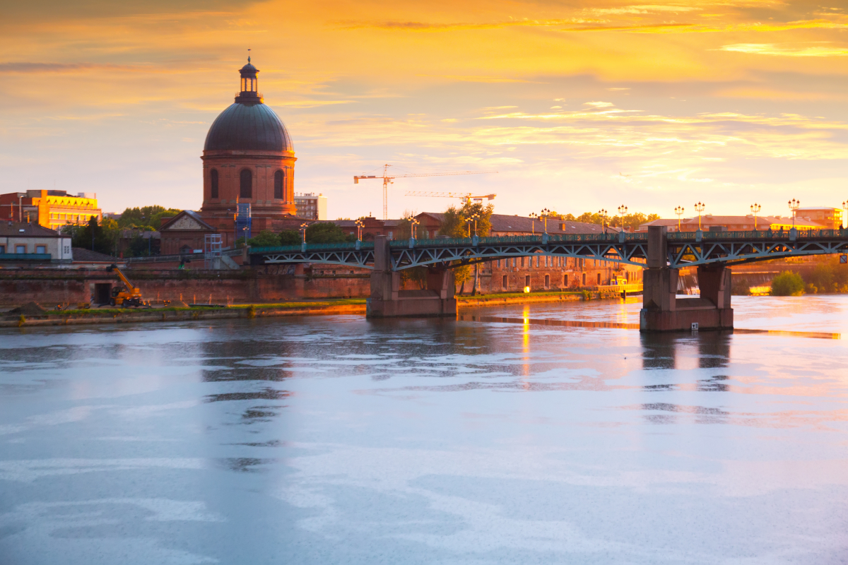 Investissement locatif clé en main Toulouse – Coucher de soleil sur la Garonne, le pont Saint-Pierre et le dôme de La Grave