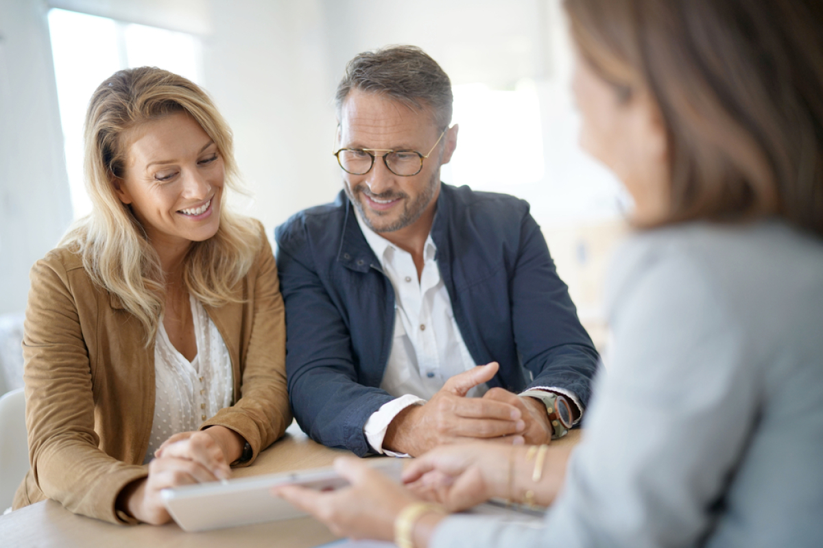 Un couple en rendez-vous avec un courtier en crédit immobilier