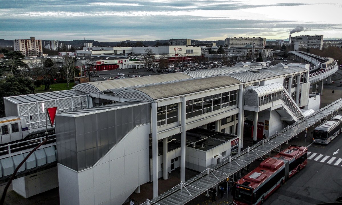 Centre commercial Basso Cambo Toulouse – vue sur la station et sur la place Edouard Bouillières