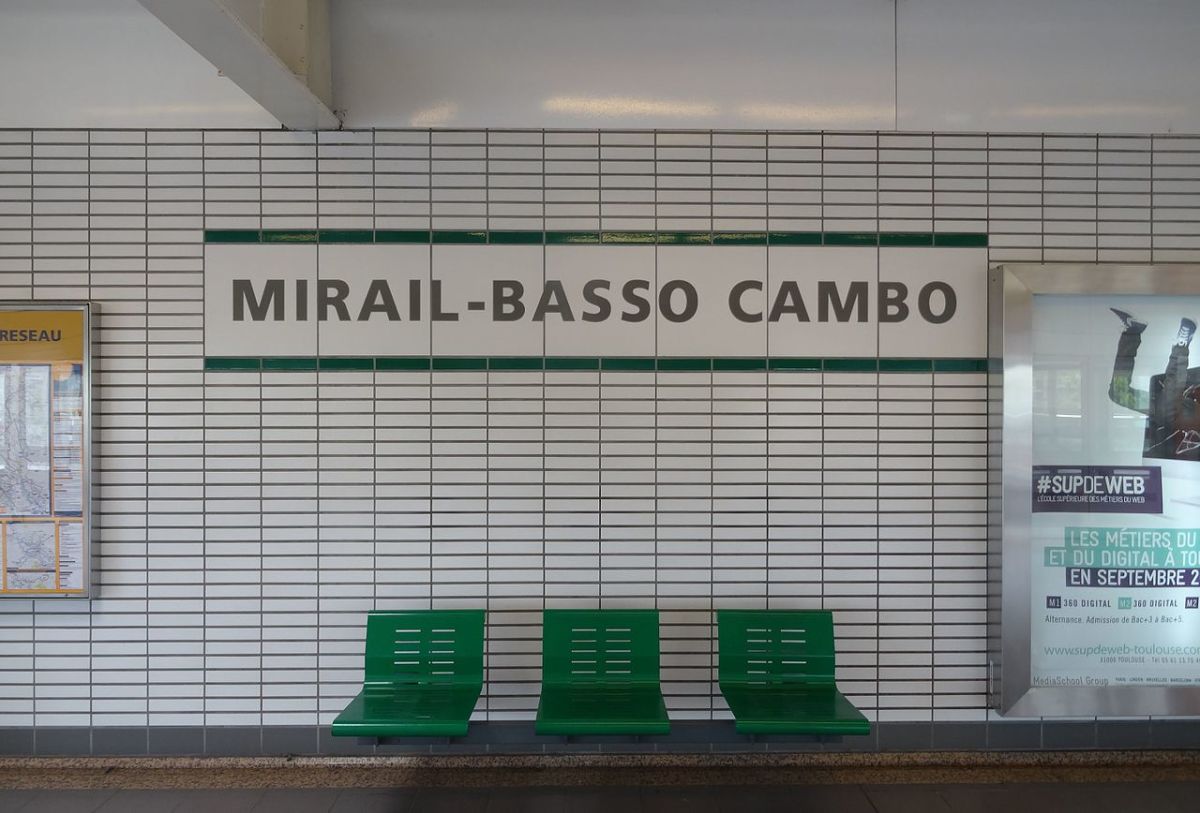 Centre commercial Basso Cambo Toulouse – Les quais de la station avec l’inscription “Mirail Basso Cambo”
