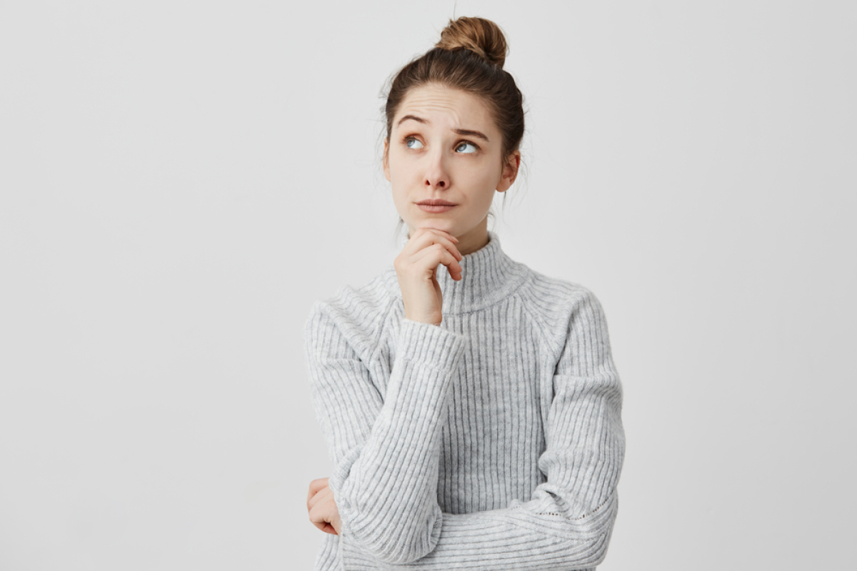 une jeune fille s'interroge
