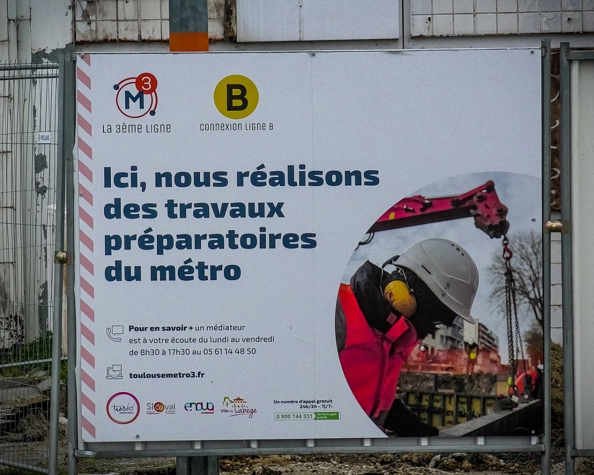 Tramway Aéroport Toulouse – Un panneau de travaux relatif aux nouvelles lignes de métro