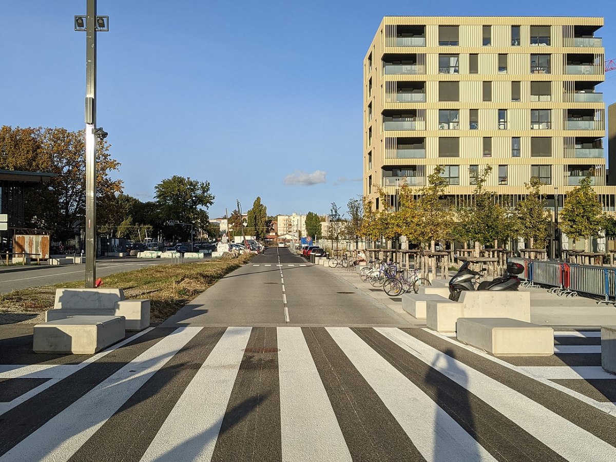 Tour Altiplano Toulouse — l'avenue de l'aérodrome à Montaudran