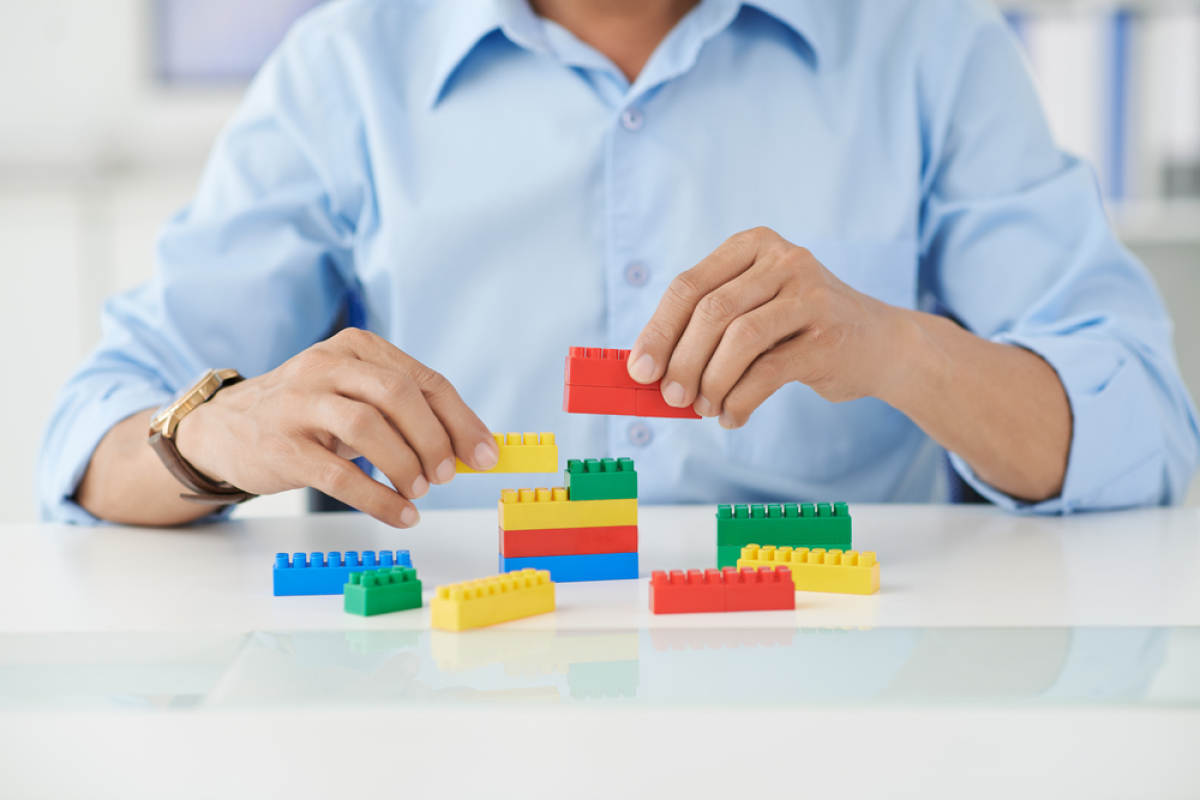 Nue-propriété — Une personne en train de manipuler des Legos