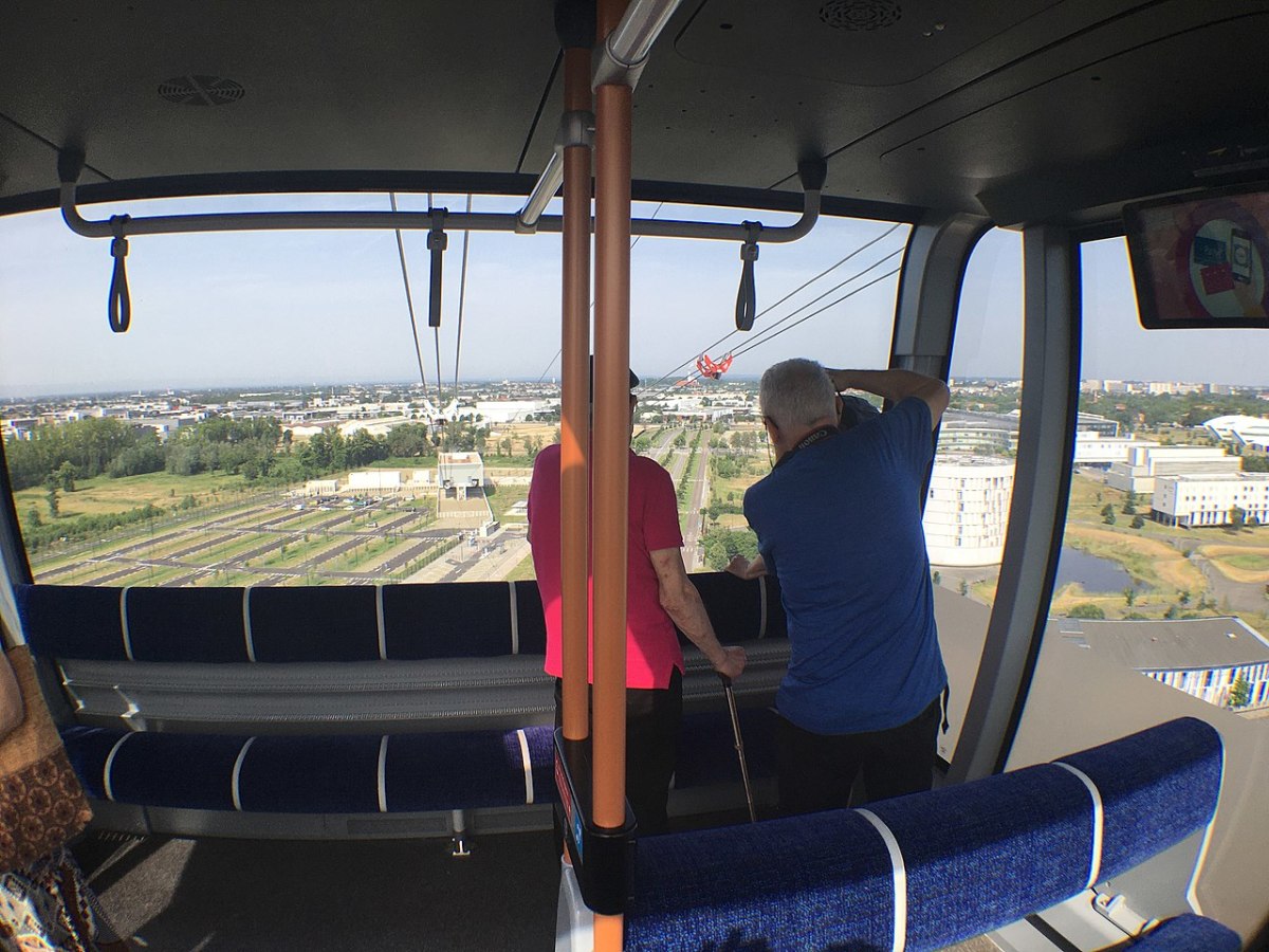 Téléphérique urbain Toulouse – Des passagers profitent des panoramas du téléphérique