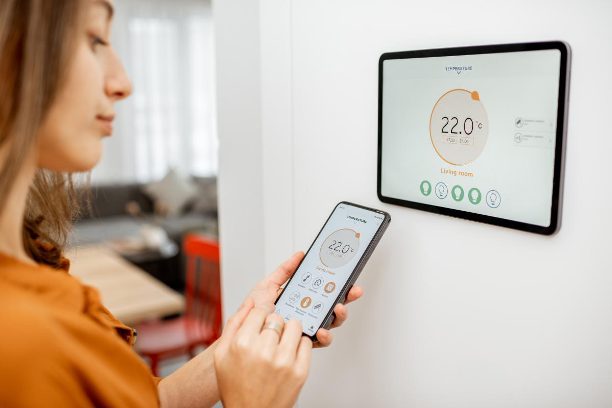 une femme devant une tablette fixée au mur