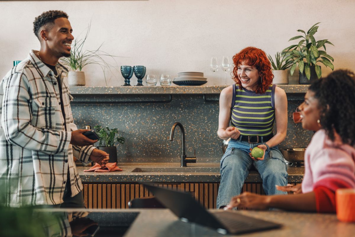 Build to Rent – Les habitants d’une résidence en coliving dans leur cuisine
