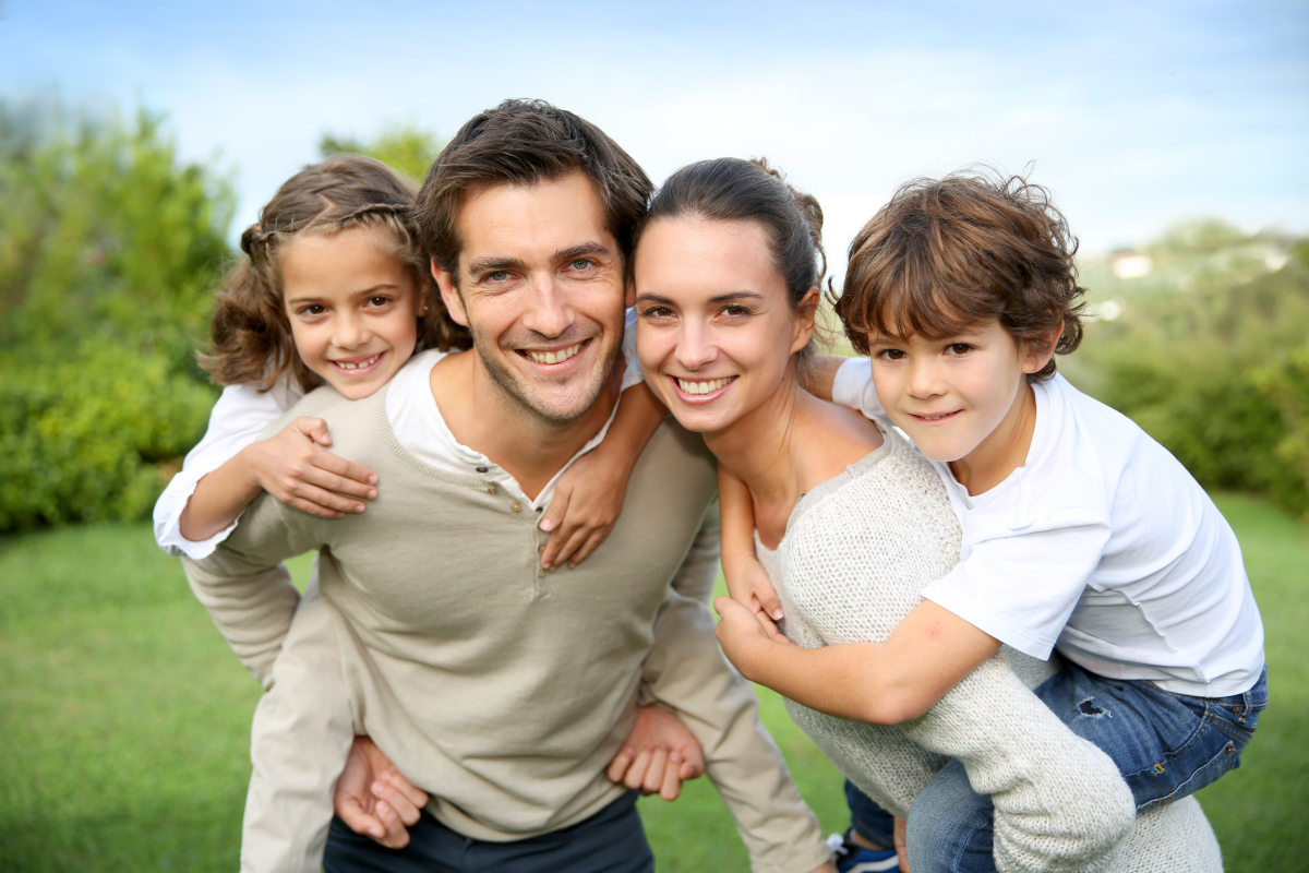 Maison neuve Toulouse – Une famille souriante dans un jardin