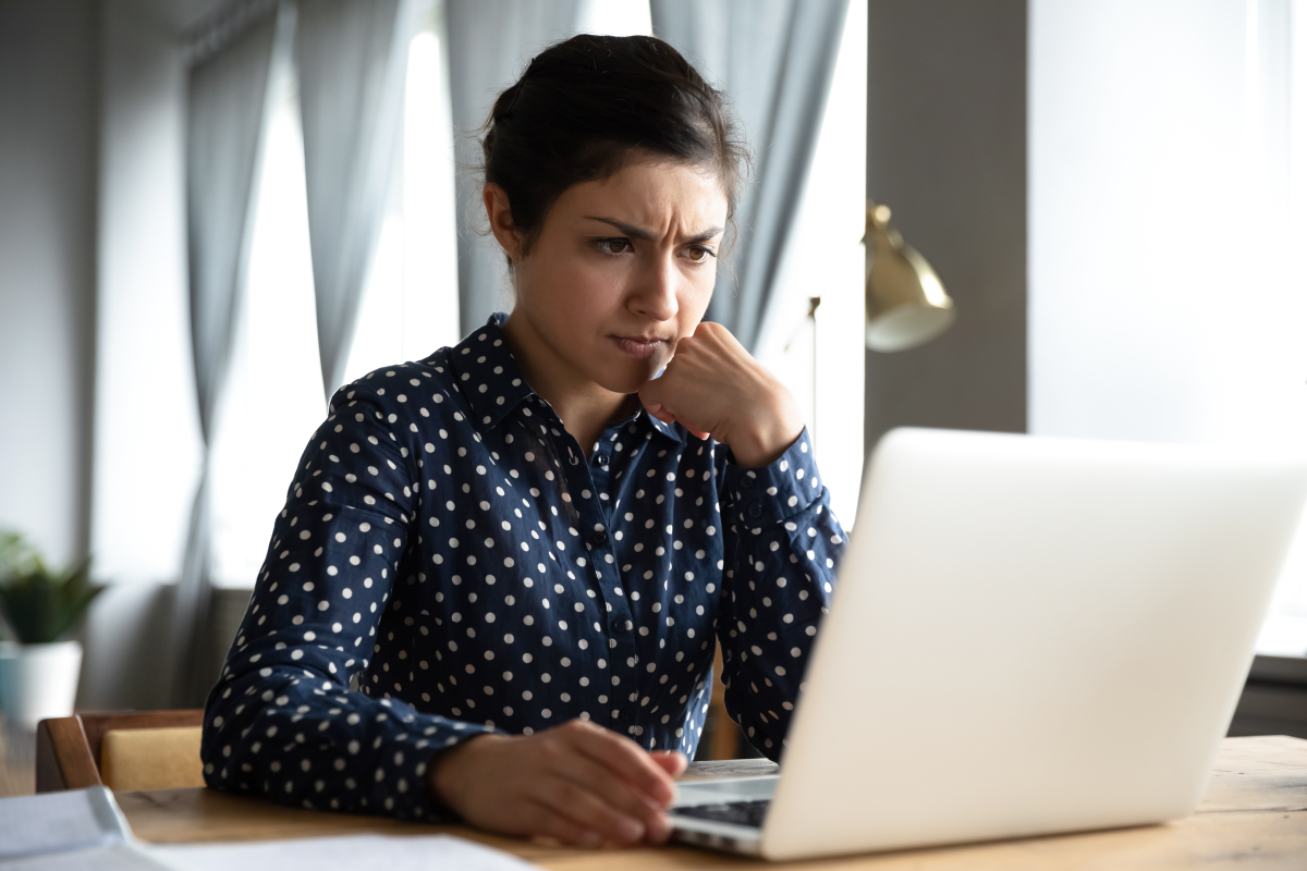 Maison neuve Toulouse – Une femme concentrée devant un ordinateur