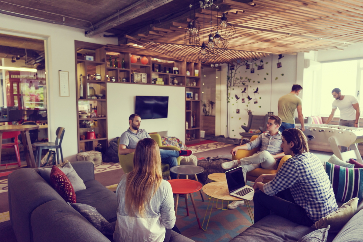 Tour Altiplano Toulouse — des jeunes adultes dans la salle commune d’une résidence de coliving