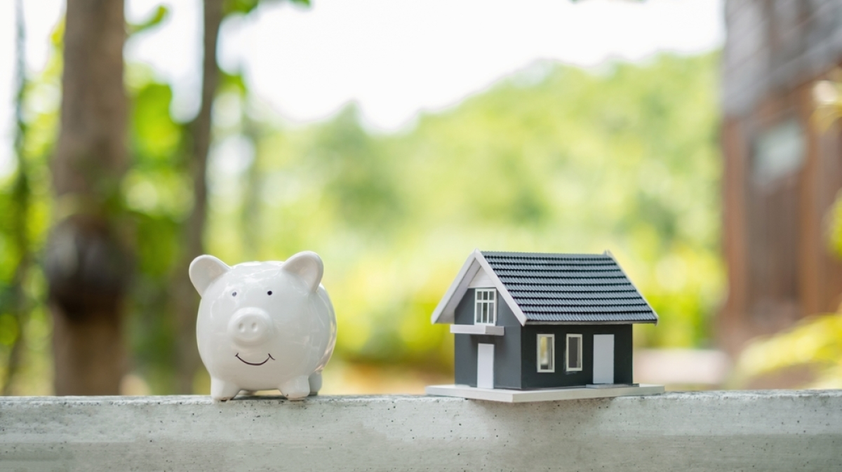 Assurance habitation VEFA – Une tirelire et une maison miniature