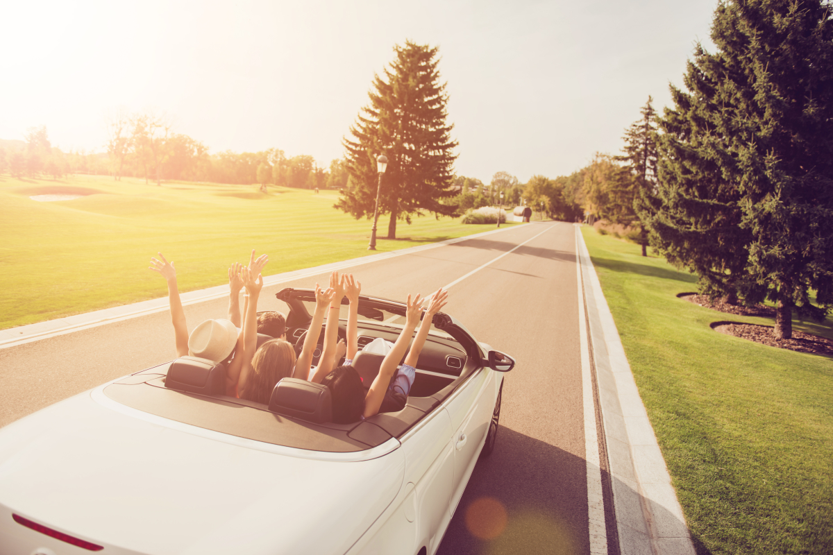 des étudiants partent en vacances dans une voiture décapotable