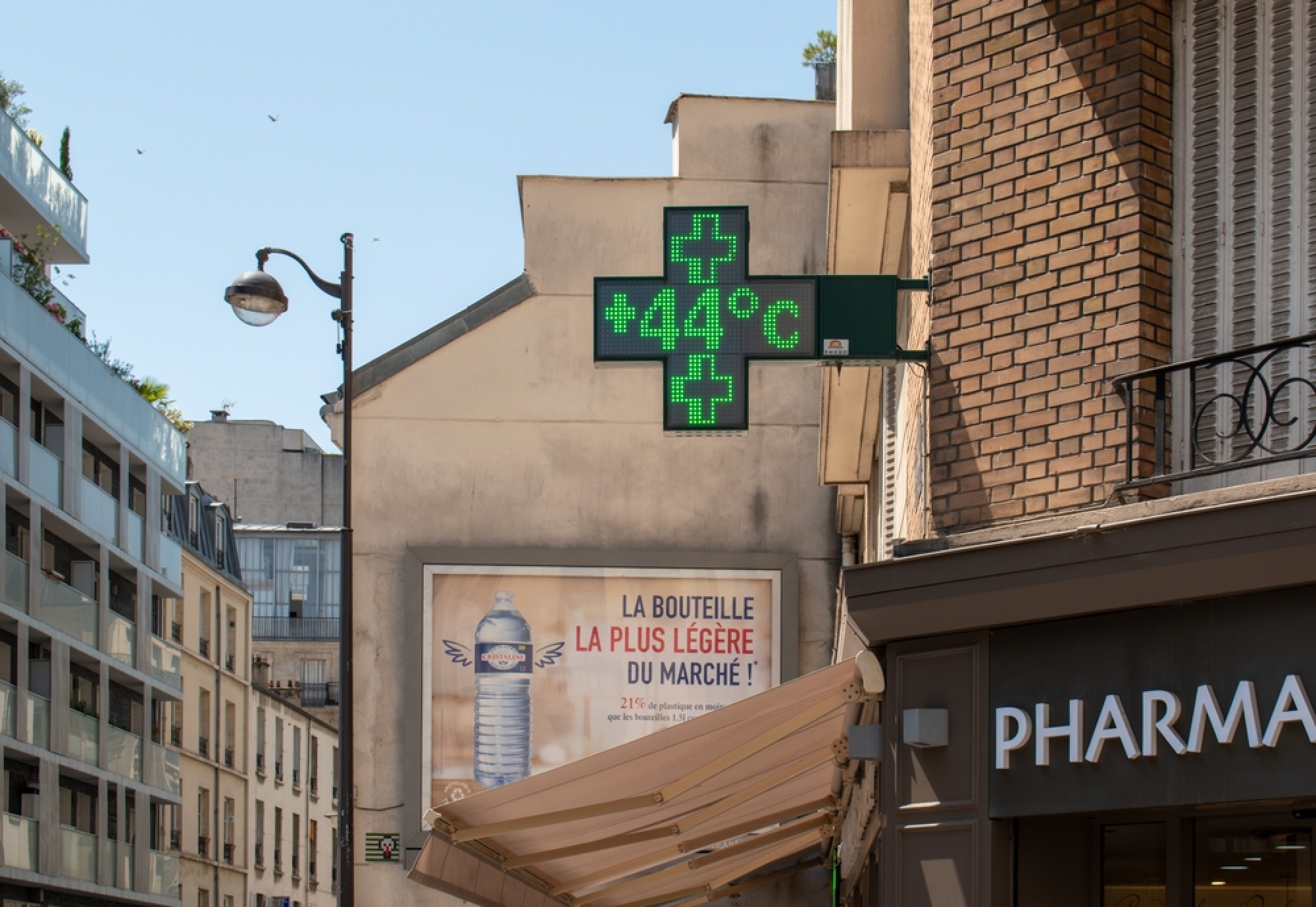 Une enseigne de pharmacie affichant la température 