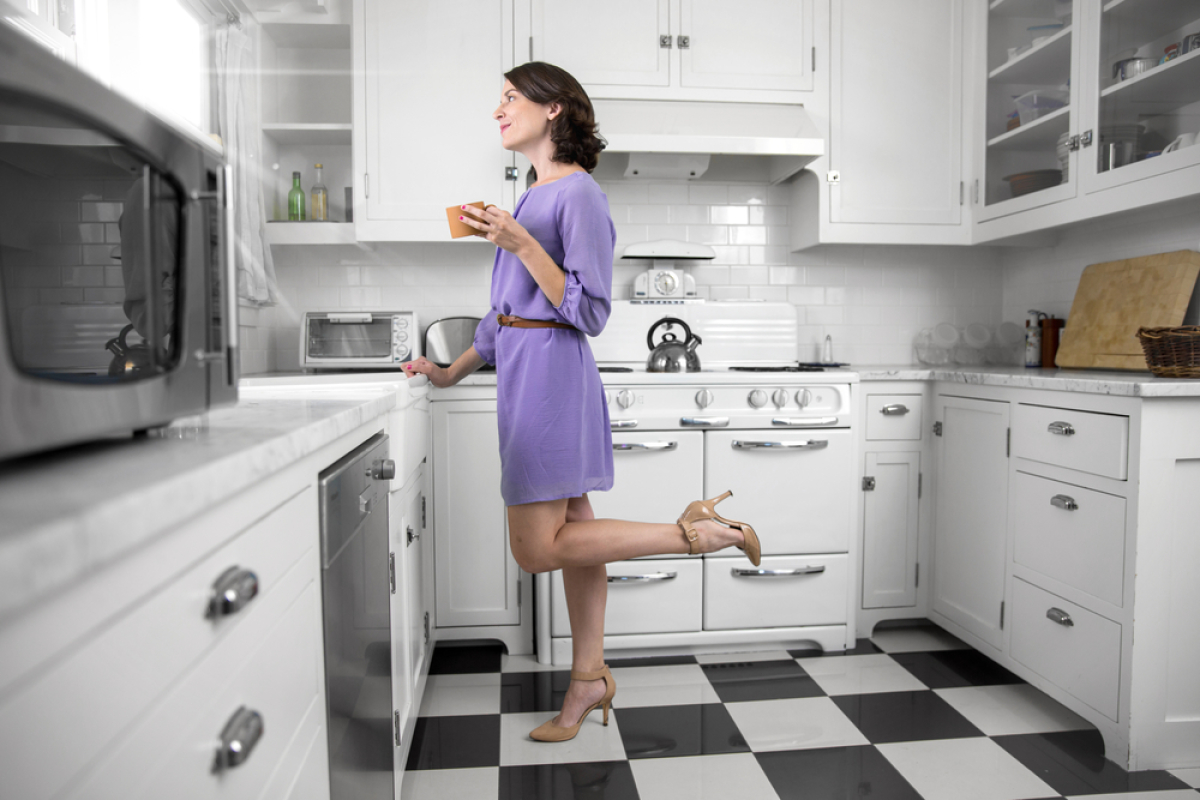 une femme dans sa cuisine sur mesure