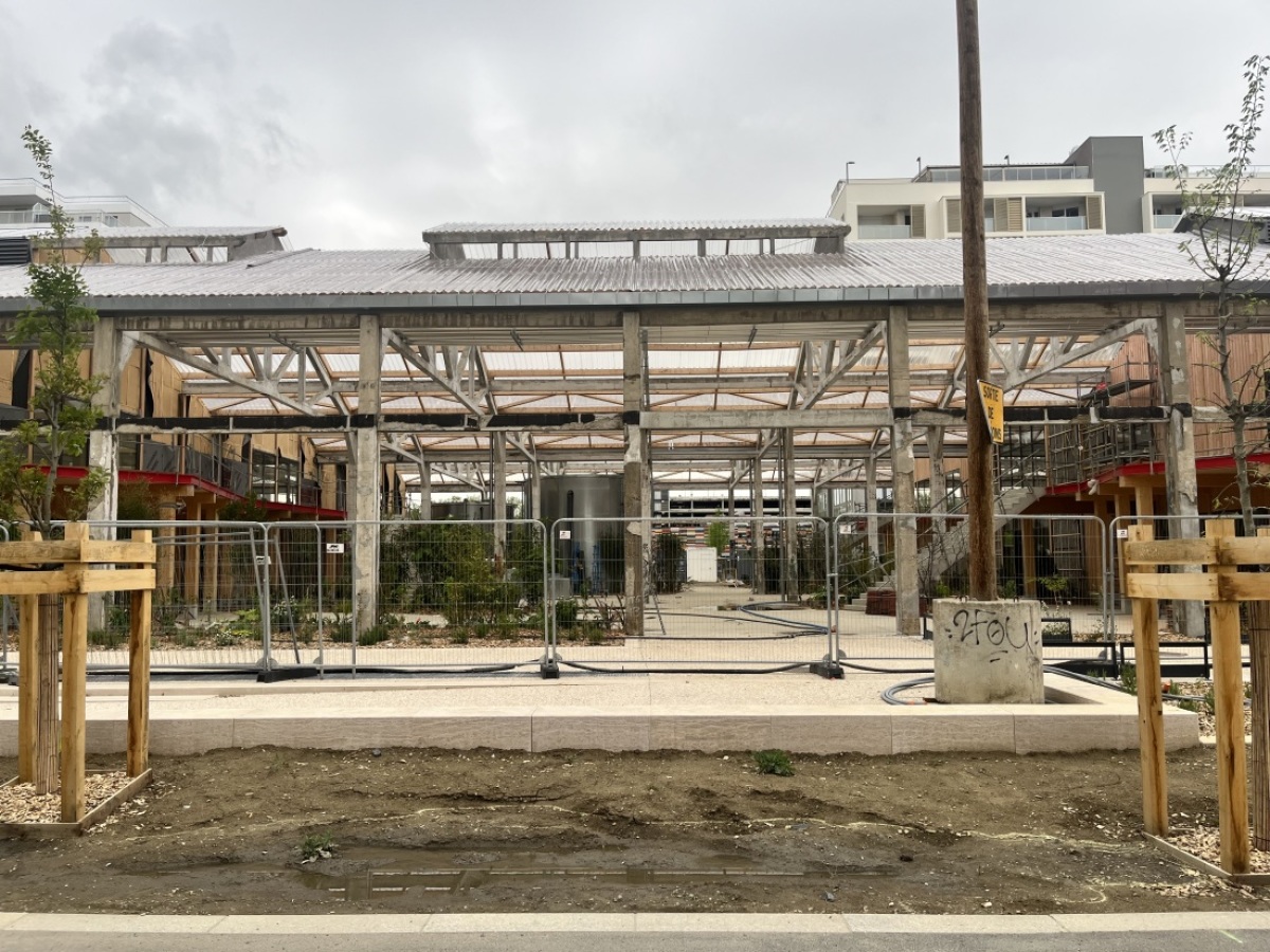 Quartier Cartoucherie Toulouse — La travée verte des Halles de la Cartoucherie en cours de construction