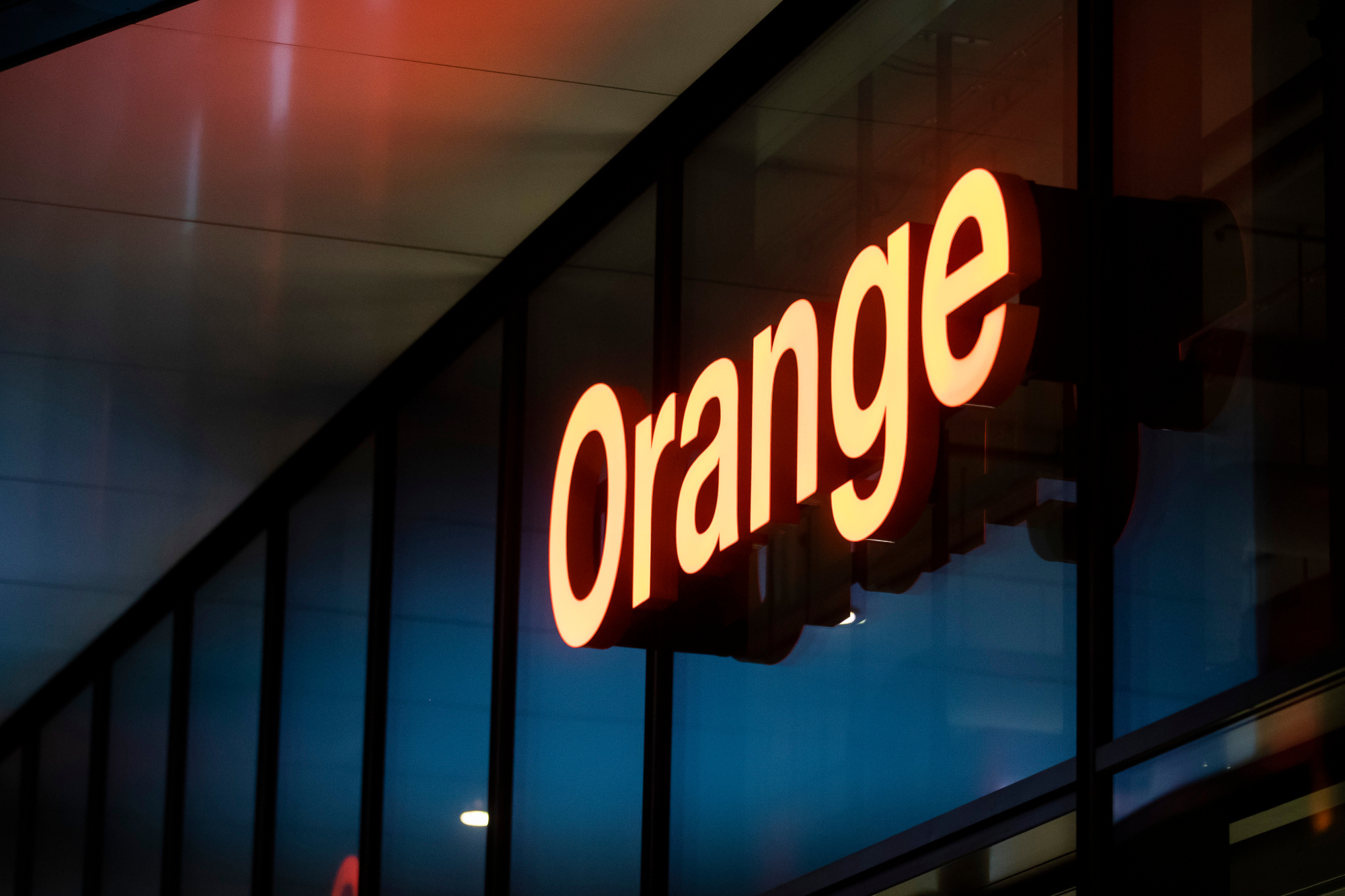 une enseigne Orange allumée en façade