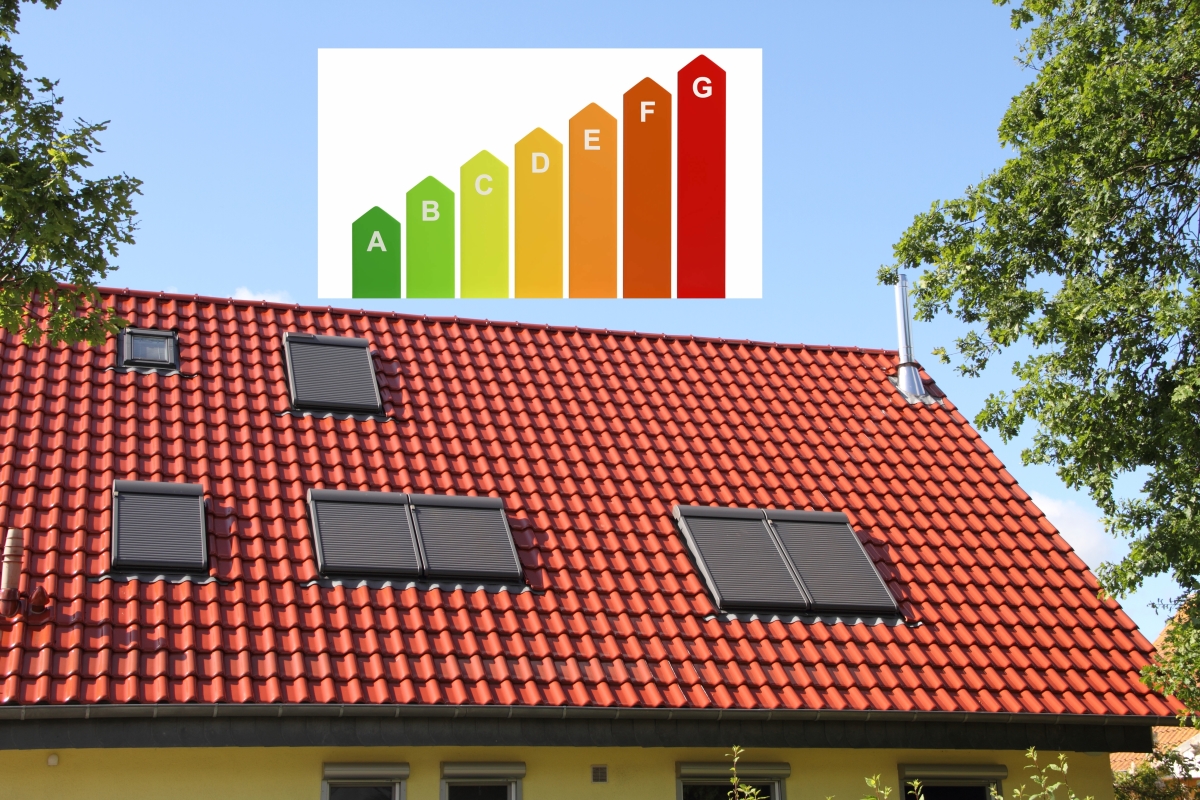 un toit avec des panneaux solaires