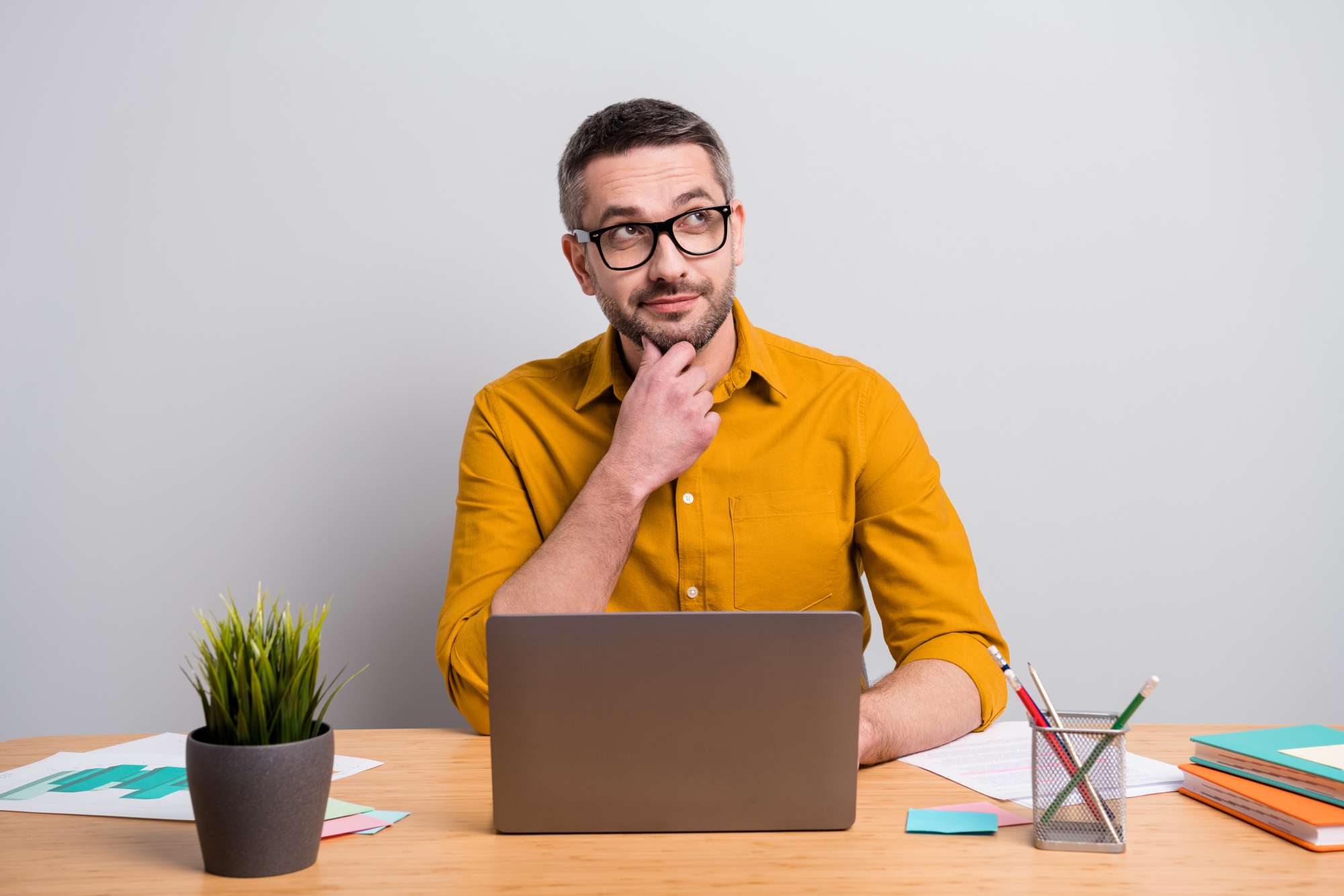 homme interrogateur devant son pc