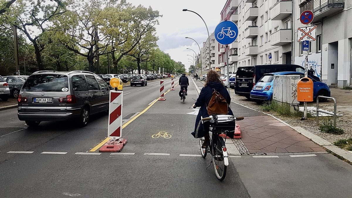Urbanisme tactique — une piste cyclable temporaire créée à Berlin pendant la pandémie de Covid-19