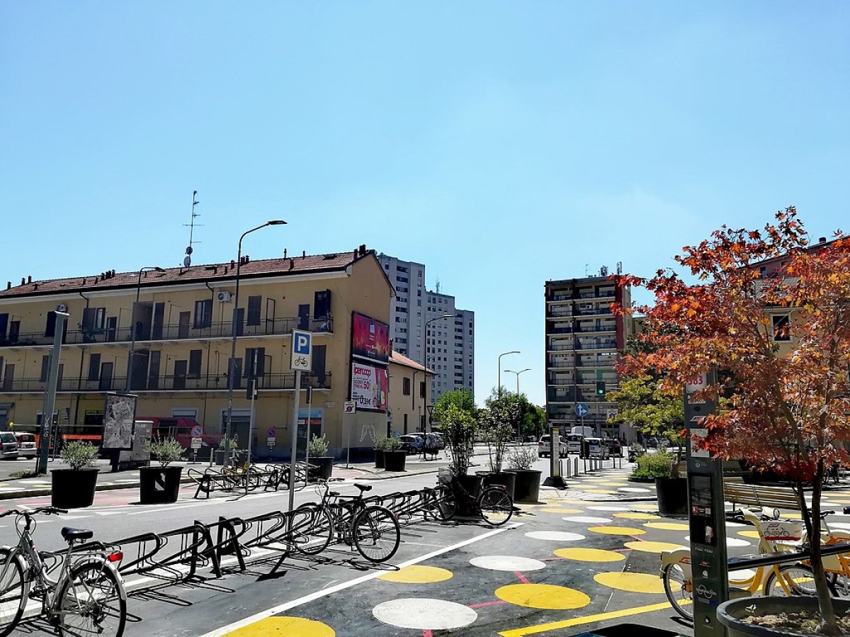 Urbanisme tactique — une des places transformées par l’initiative Piazza Aperté à Milan