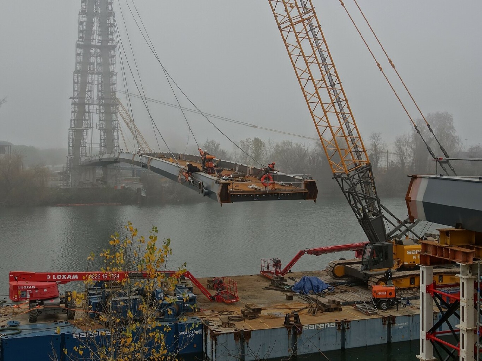 Les travaux de construction de la passerelle Robert-Poujade