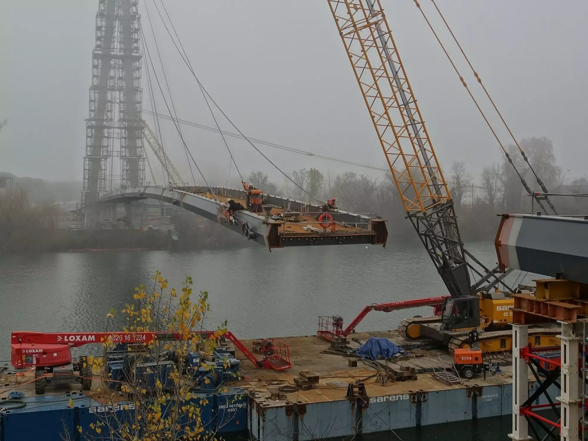 Les travaux de construction de la passerelle Robert-Poujade
