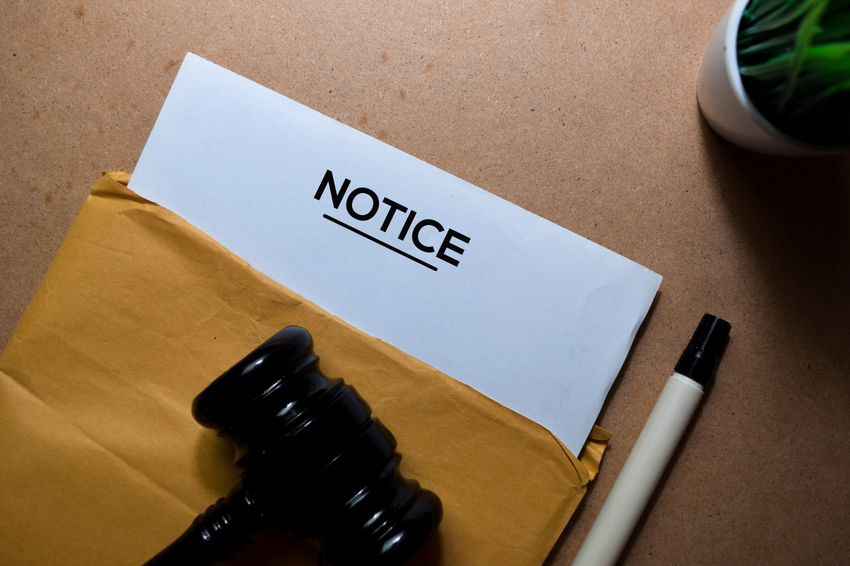 Notice et marteau de justice