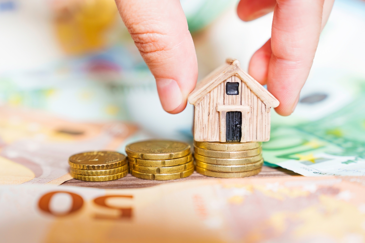 Maison miniature sur billets de banque