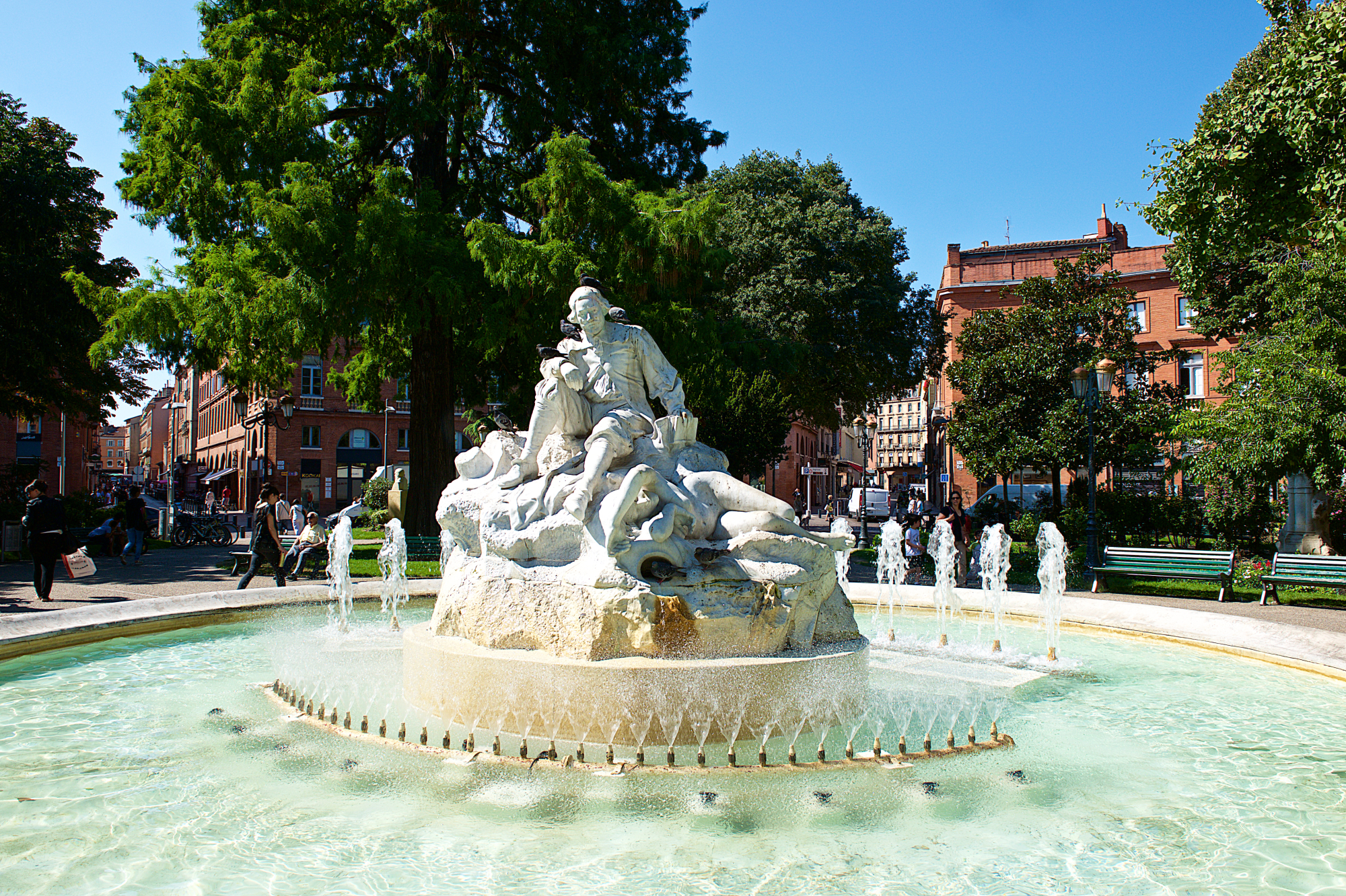 La fontaine Goudouli sur le square du même nom