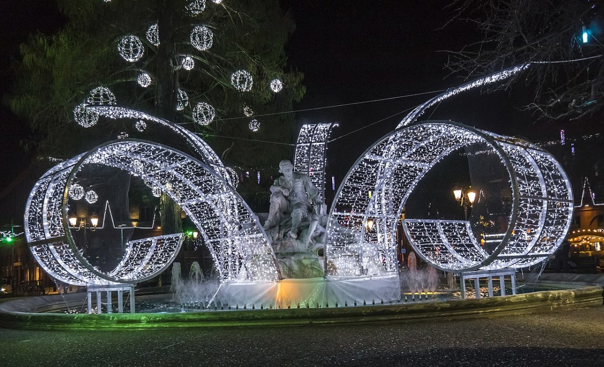 Place Wilson Toulouse — Décorations de Noël sur la fontaine Goudouli