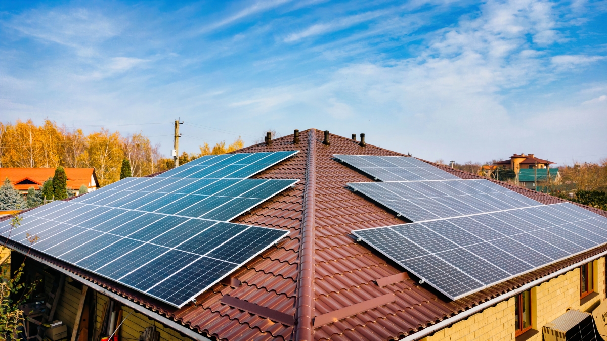 Toit d’une maison avec panneaux solaires