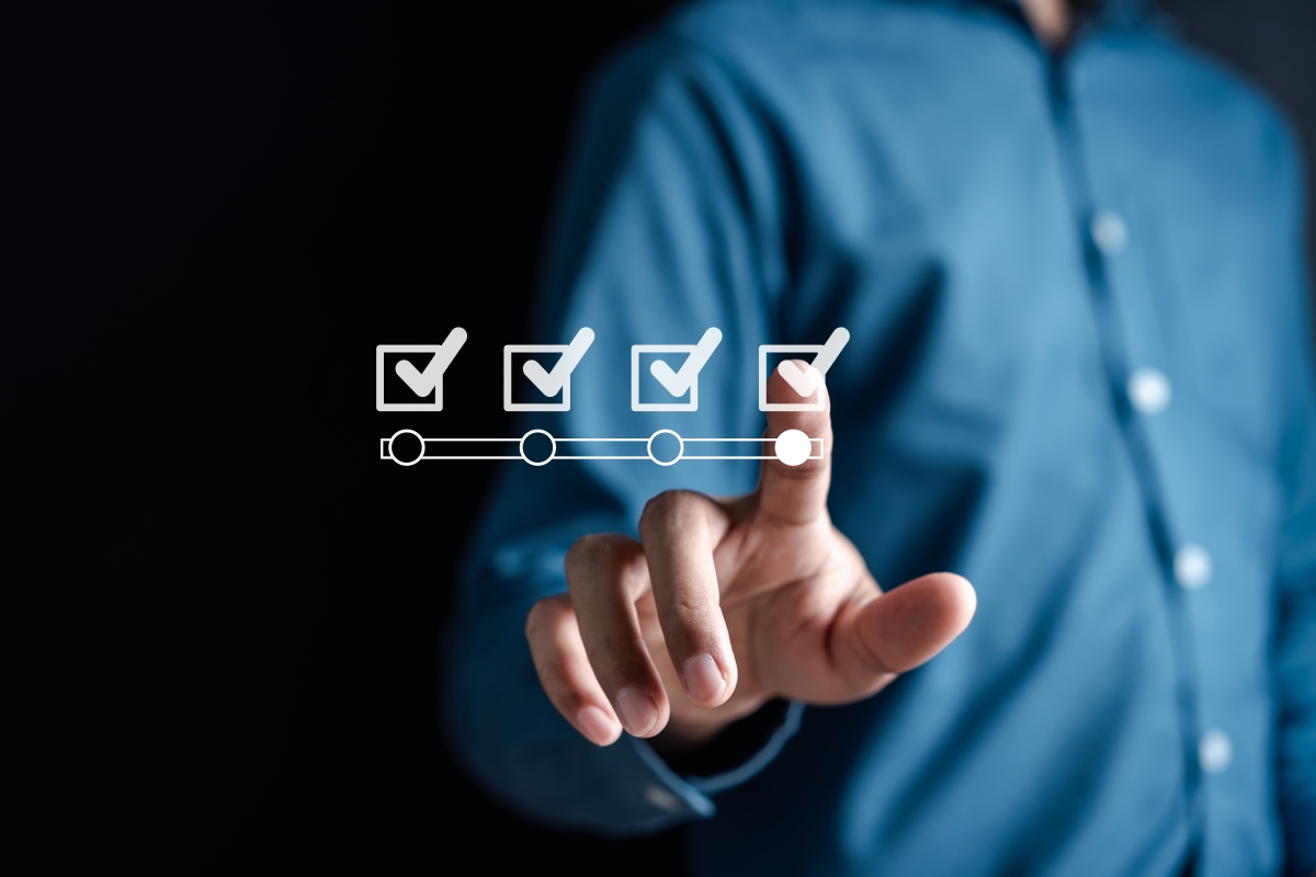 Accompagnement immobilier — main cochant des cases en 3D