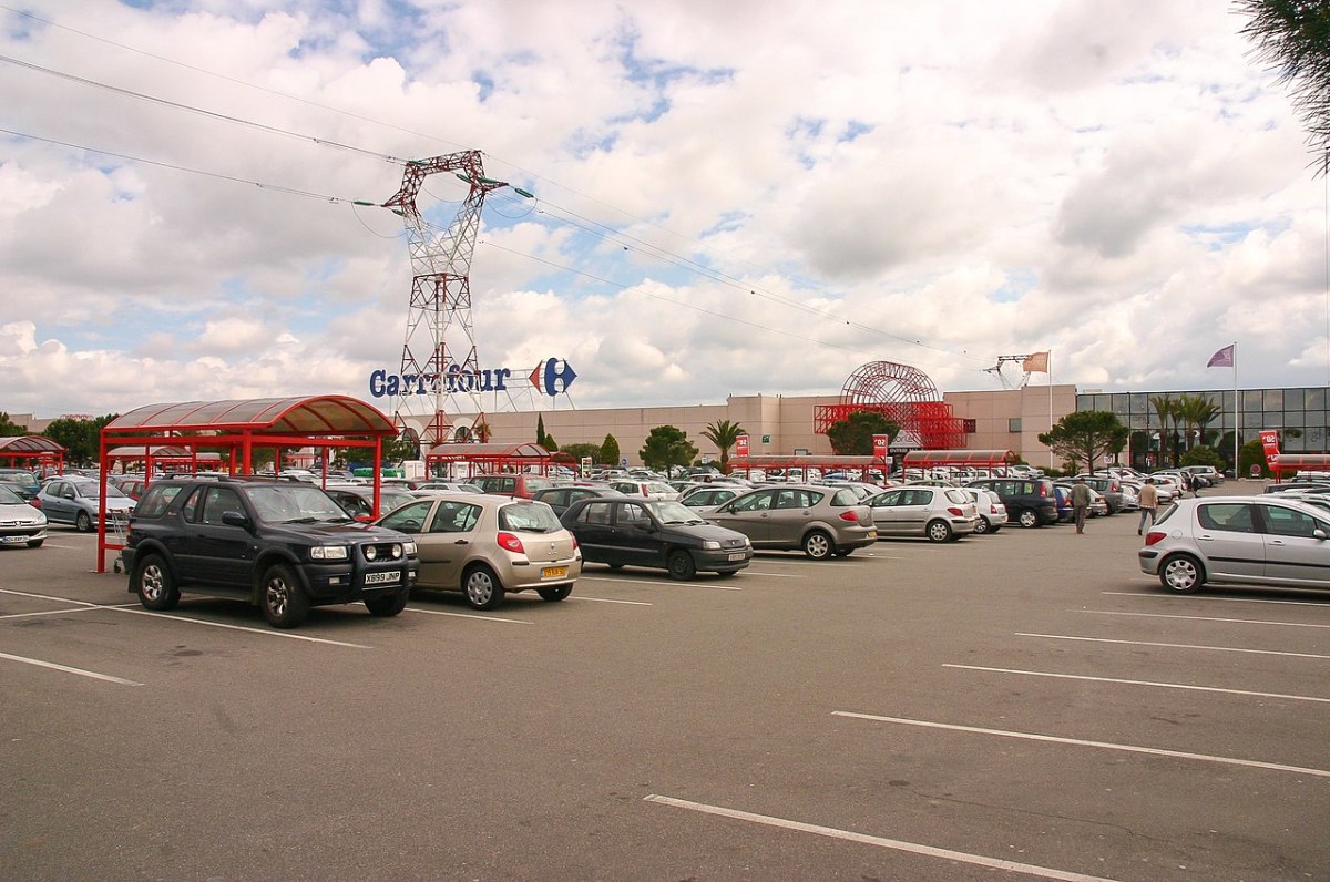 Transformation des zones commerciales — Le parking du centre commercial Grand Portet