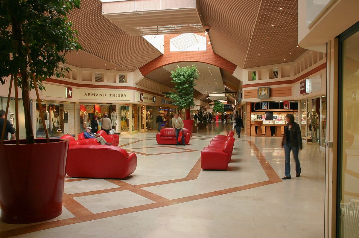 Transformation des zones commerciales — L'intérieur de la galerie commerciale du Grand Portet