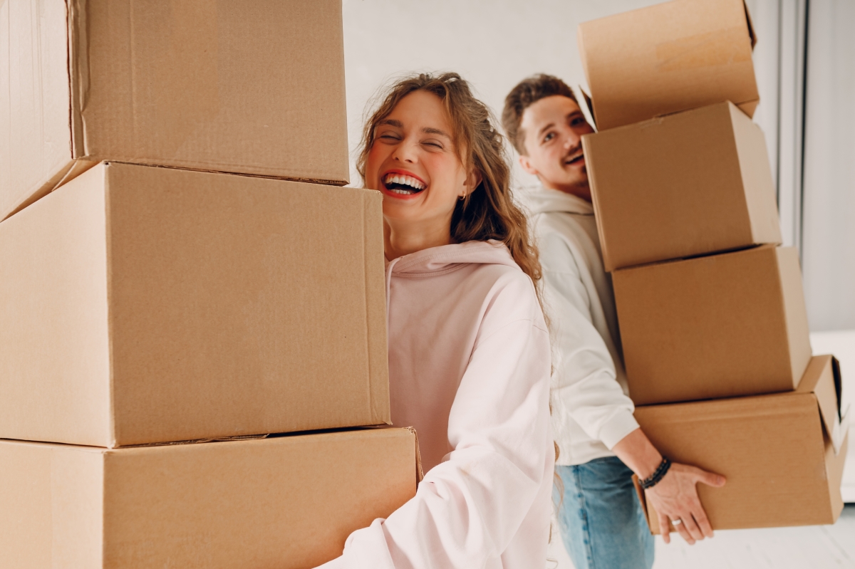 Déménager à Toulouse — des jeunes rieurs portent des cartons de déménagement