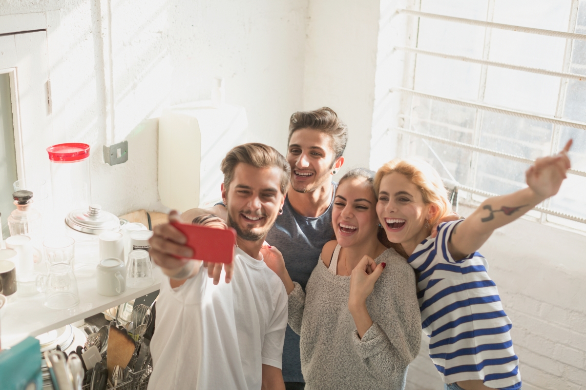 les aides aux logements peuvent prendre plusieurs formes. un groupe d'étudiant prend un selfie dans un appartement