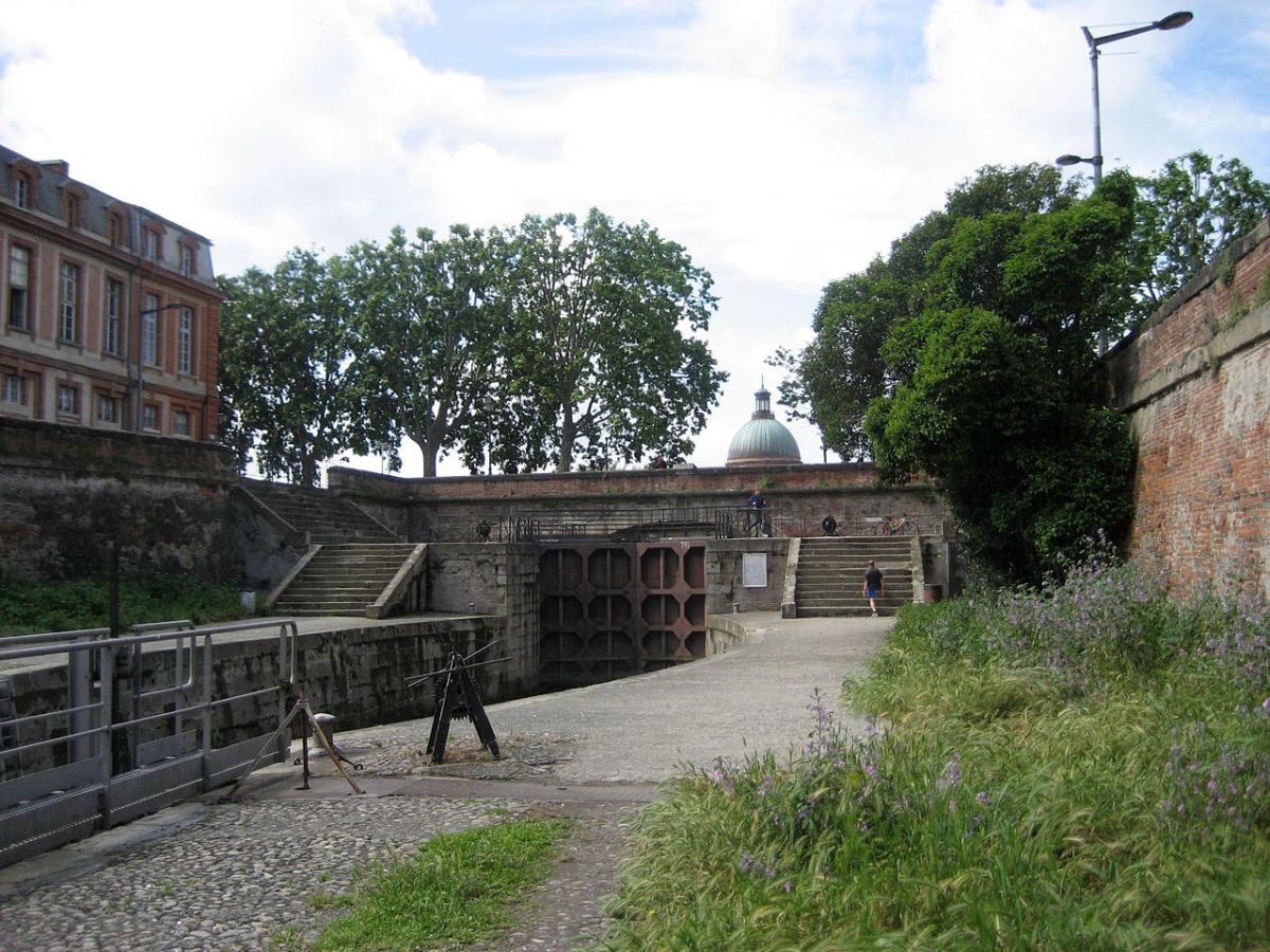 Parvis Brienne Saint-Pierre — L’écluse de Saint-Pierre vue depuis les quais du canal de Brienne